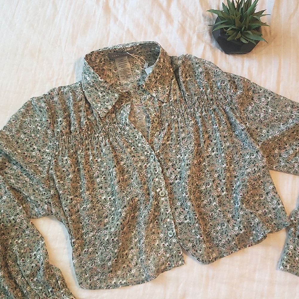 Sans Souci | Cropped Button DownLong Sleeve Top | Ditsy Floral Green | Size S